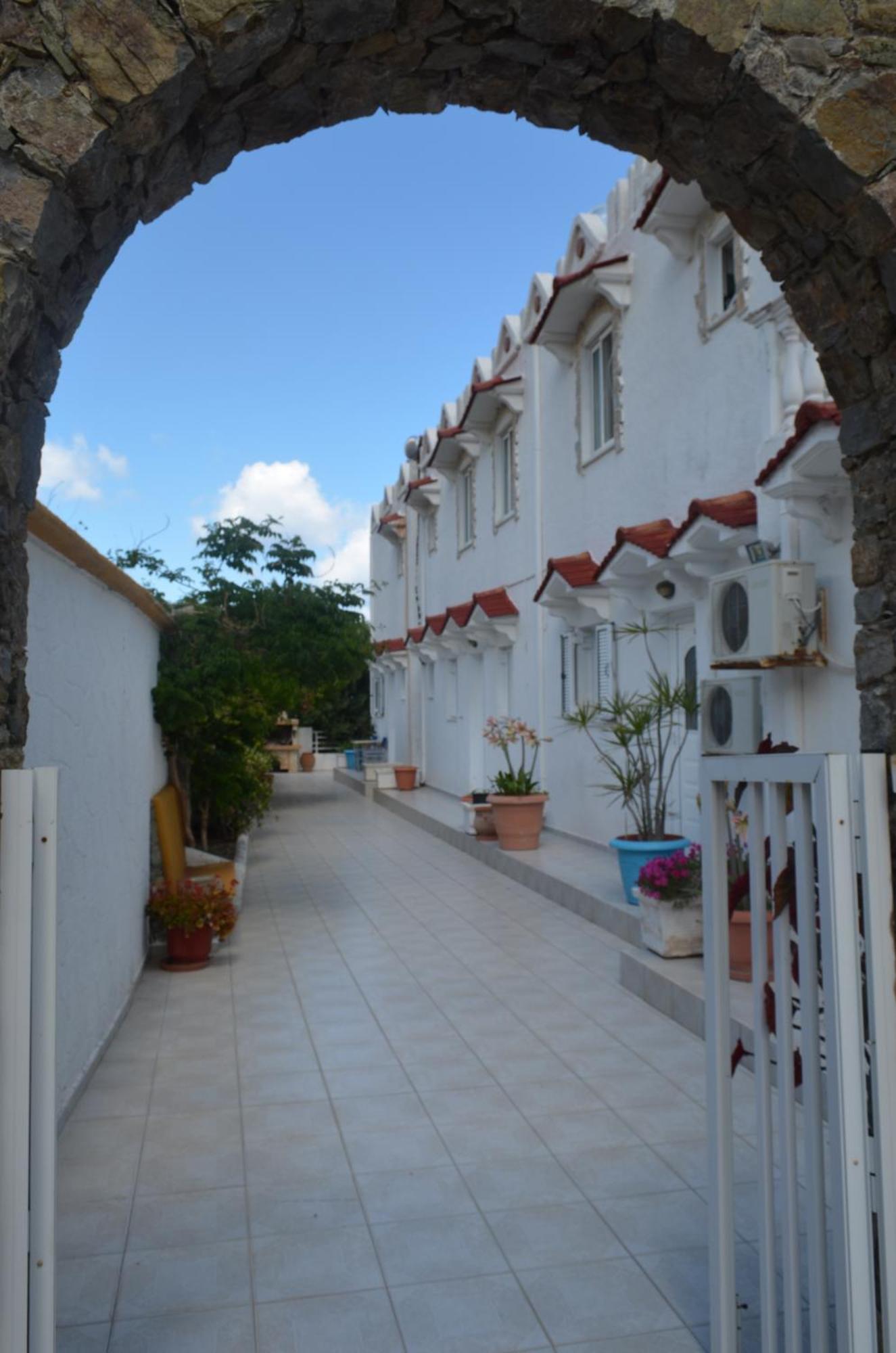 Nikos Studios Livadia  Buitenkant foto